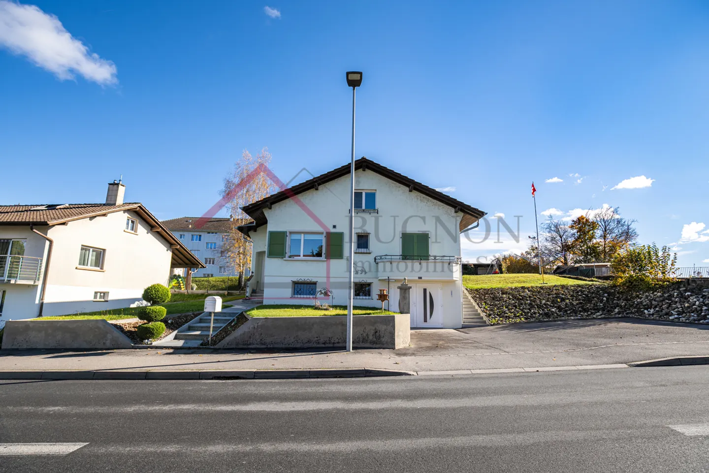 RENOVATED INDIVIDUAL VILLA WITH 5.5 ROOMS AND LARGE GARDEN - Photo 2 of 13