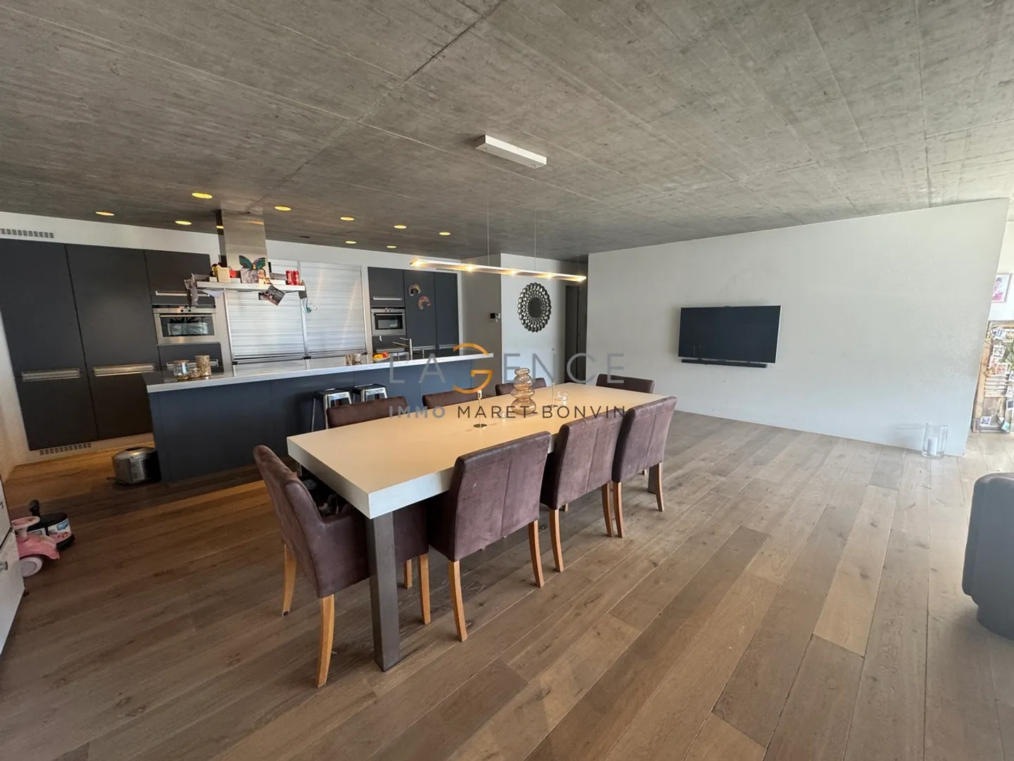 High-end adjoining house in a highly sought-after area - Photo 4 of 10