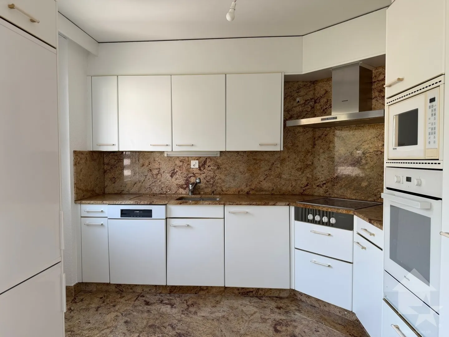 Bell'appartamento di 4,5 stanze, situato vicino ai servizi - Foto 7 di 13