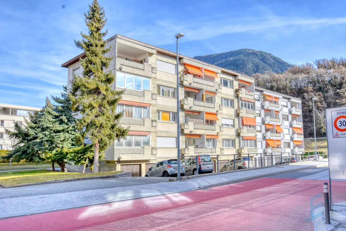 Exclusive 4 ½ room apartment of 122m² in a neighborhood south of Sierre - Photo 1 of 11