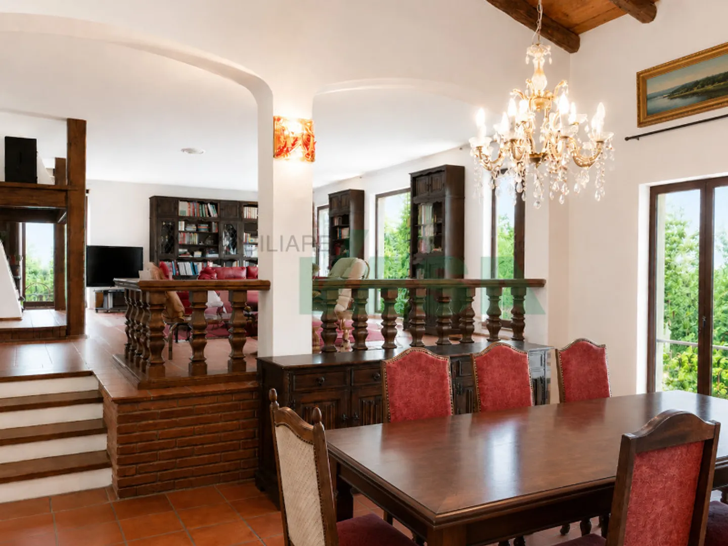 Elegante e spaziosa villa in stile mediterraneo con grande terreno - Photo 10 of 13
