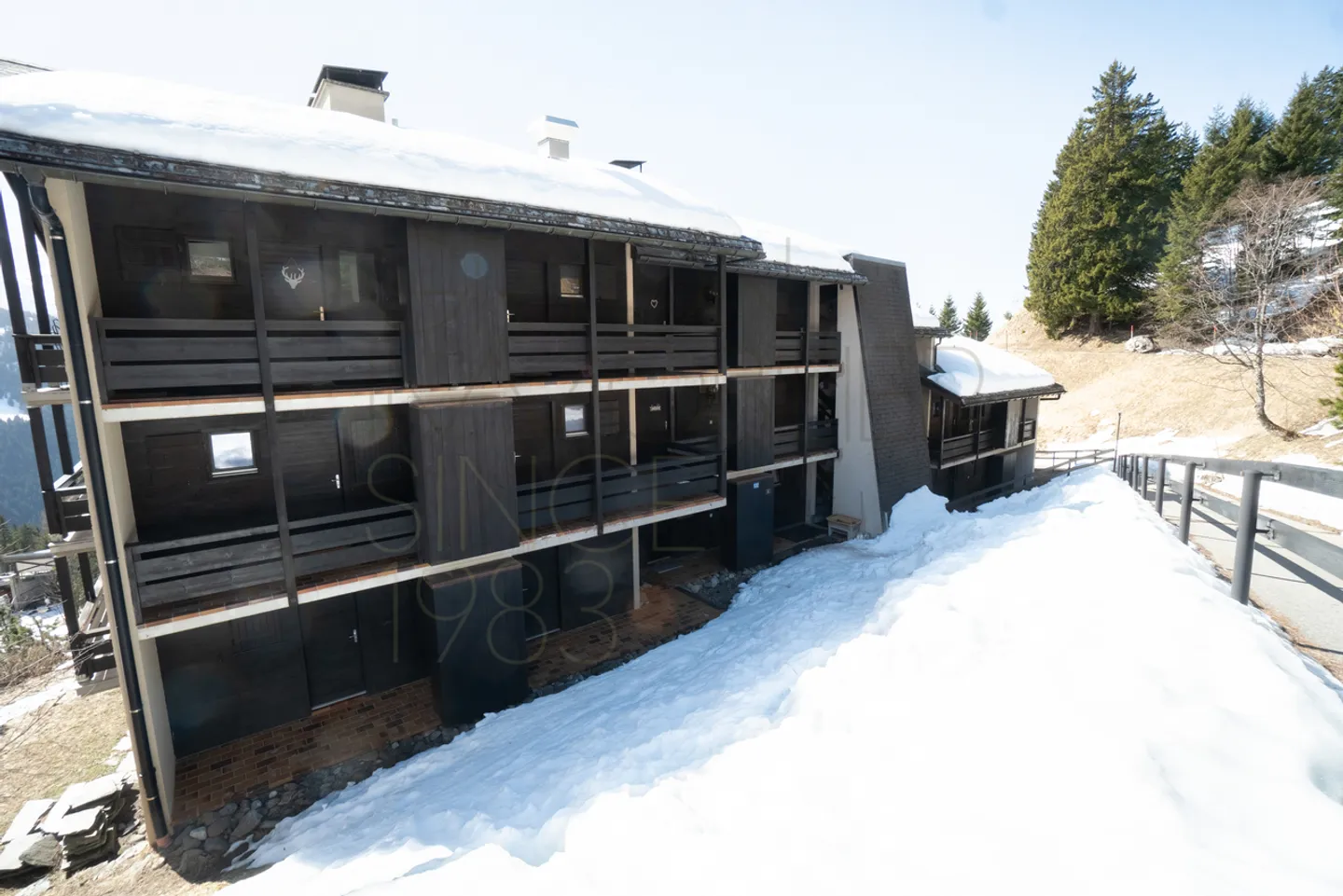 Ski-in ski-out studio at Alpe des Chaux with corner balcony - Photo 8 of 10