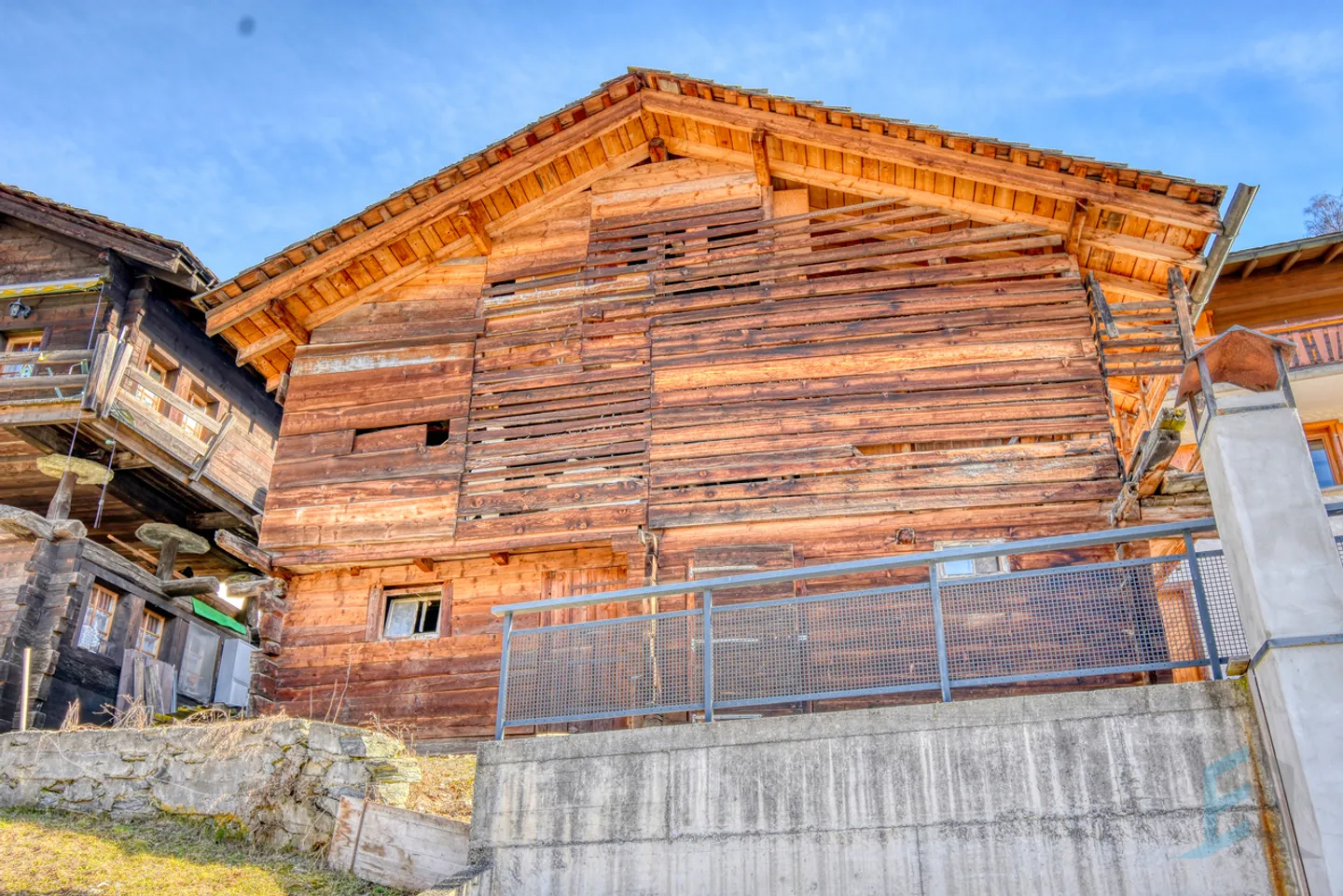 EXCLUSIVITY Barn to renovate with building permit (R2 authorized) - Photo 3 of 8