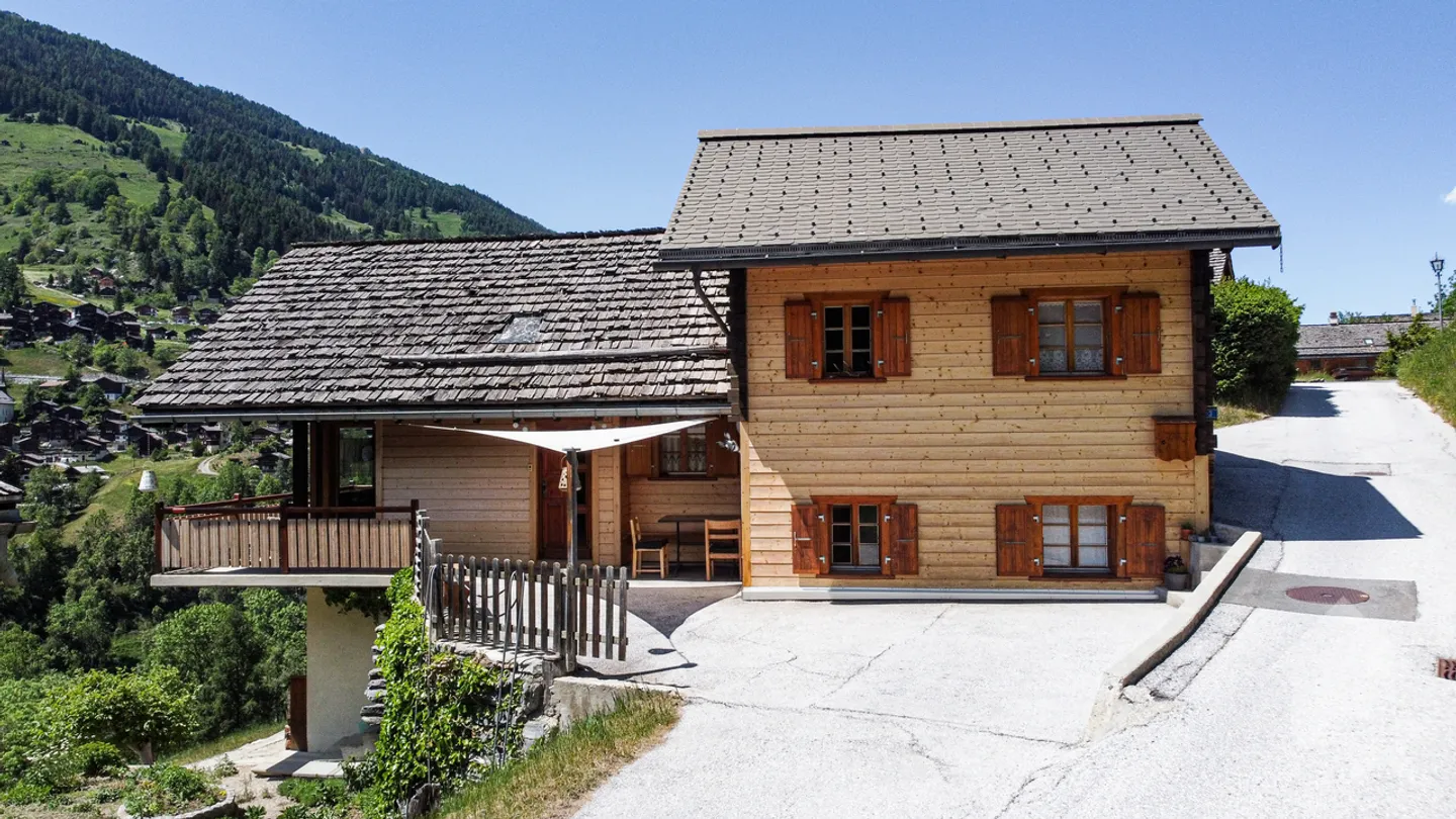 Pleasant chalet on three levels with panoramic view - Photo 3 of 13