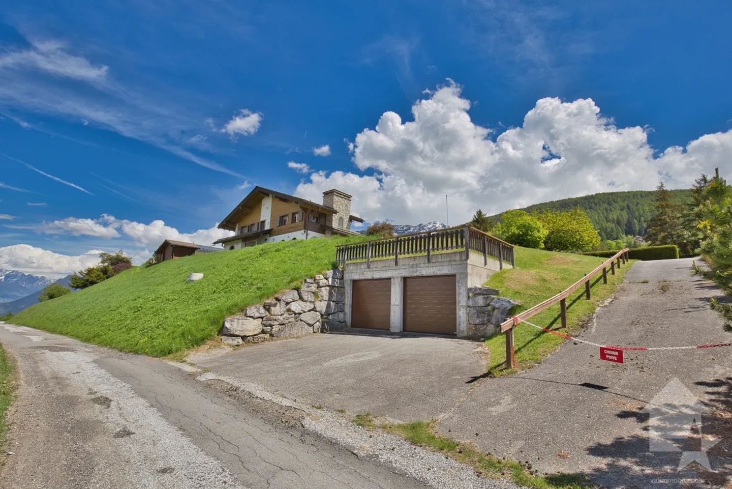 Chalet mit 2 Wohnungen auf einem großen Grundstück, außergewöhnliche Lage! - Foto 10 von 13