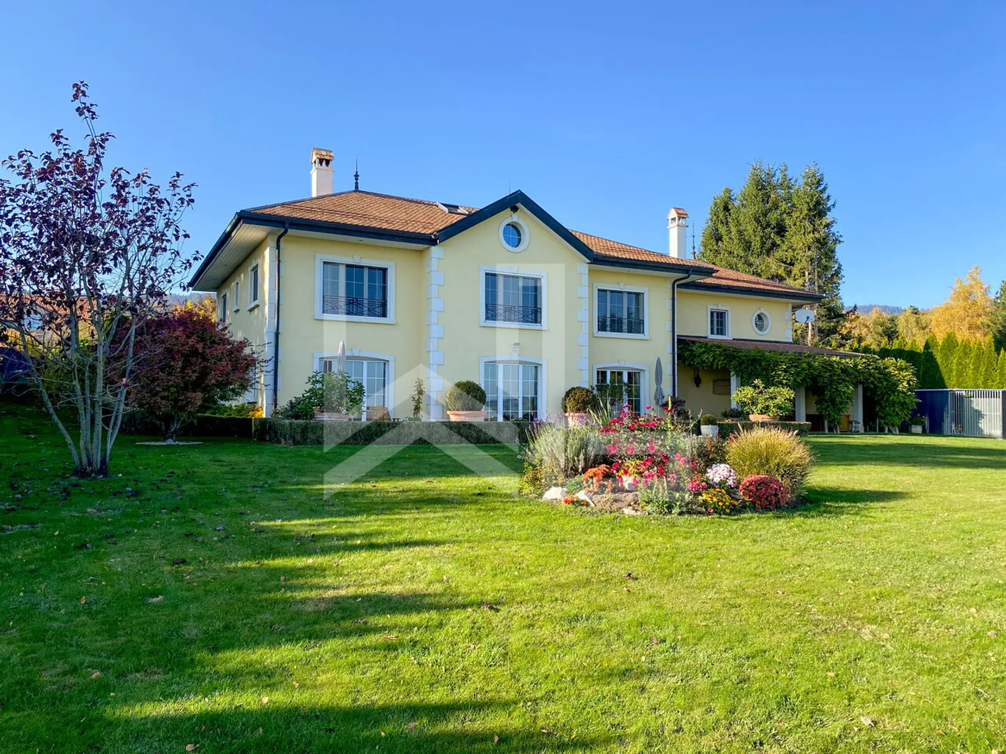 7 Bedrooms. Light. View. - Photo 3 of 13