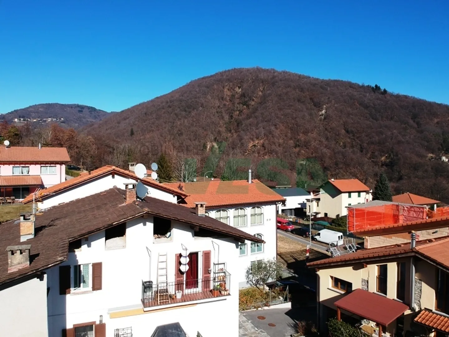 Bel terreno edificabile di 751 m2 ben soleggiato e con vista lago - Foto 3 di 5