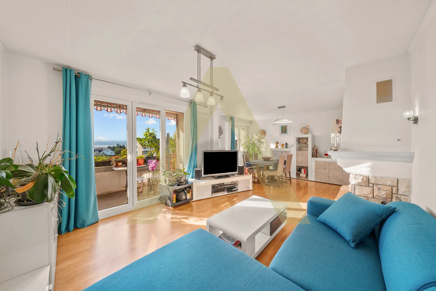 Grand duplex with lake view - Photo 2 of 9