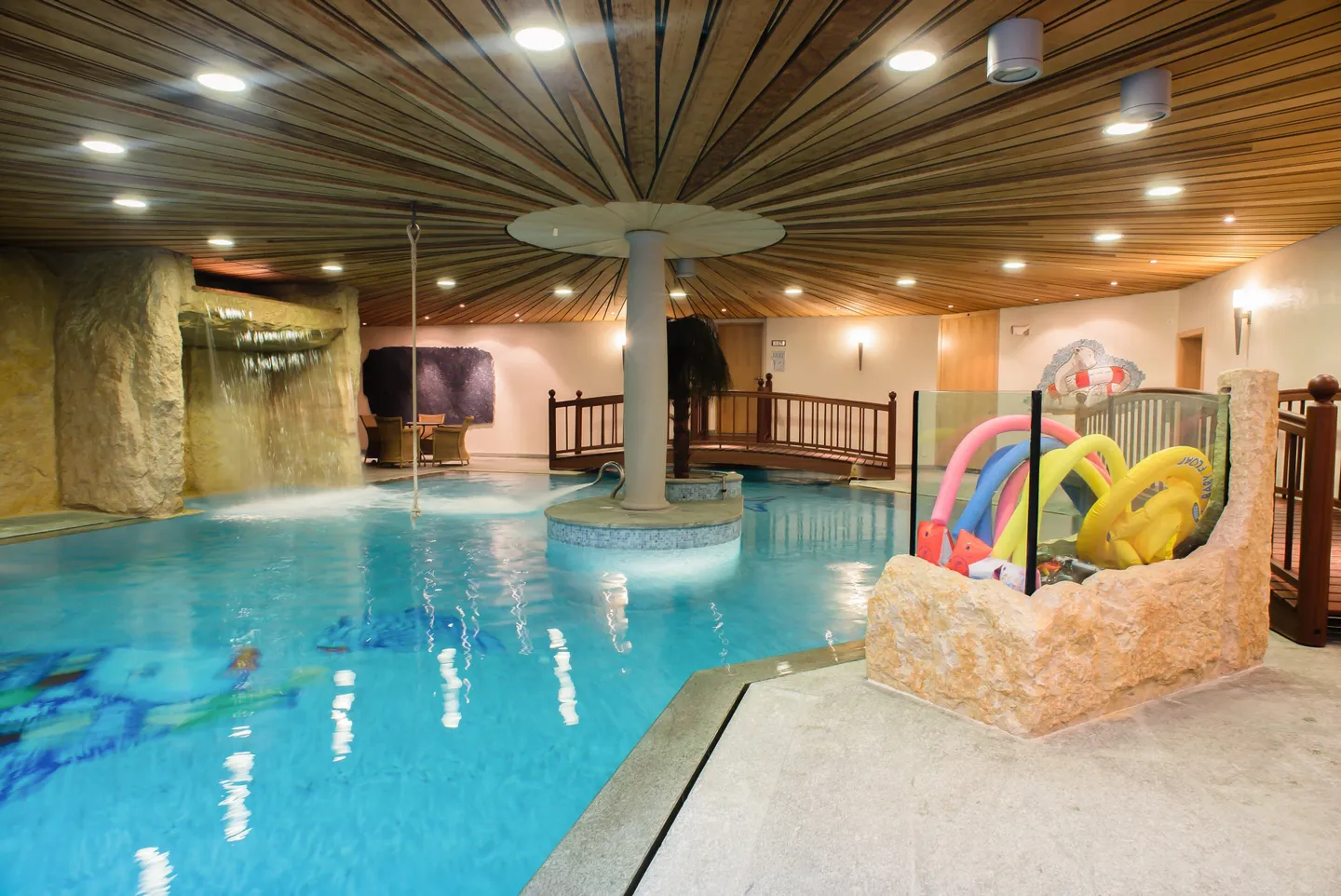 Country villa with wellness oasis and park - Photo 8 of 13