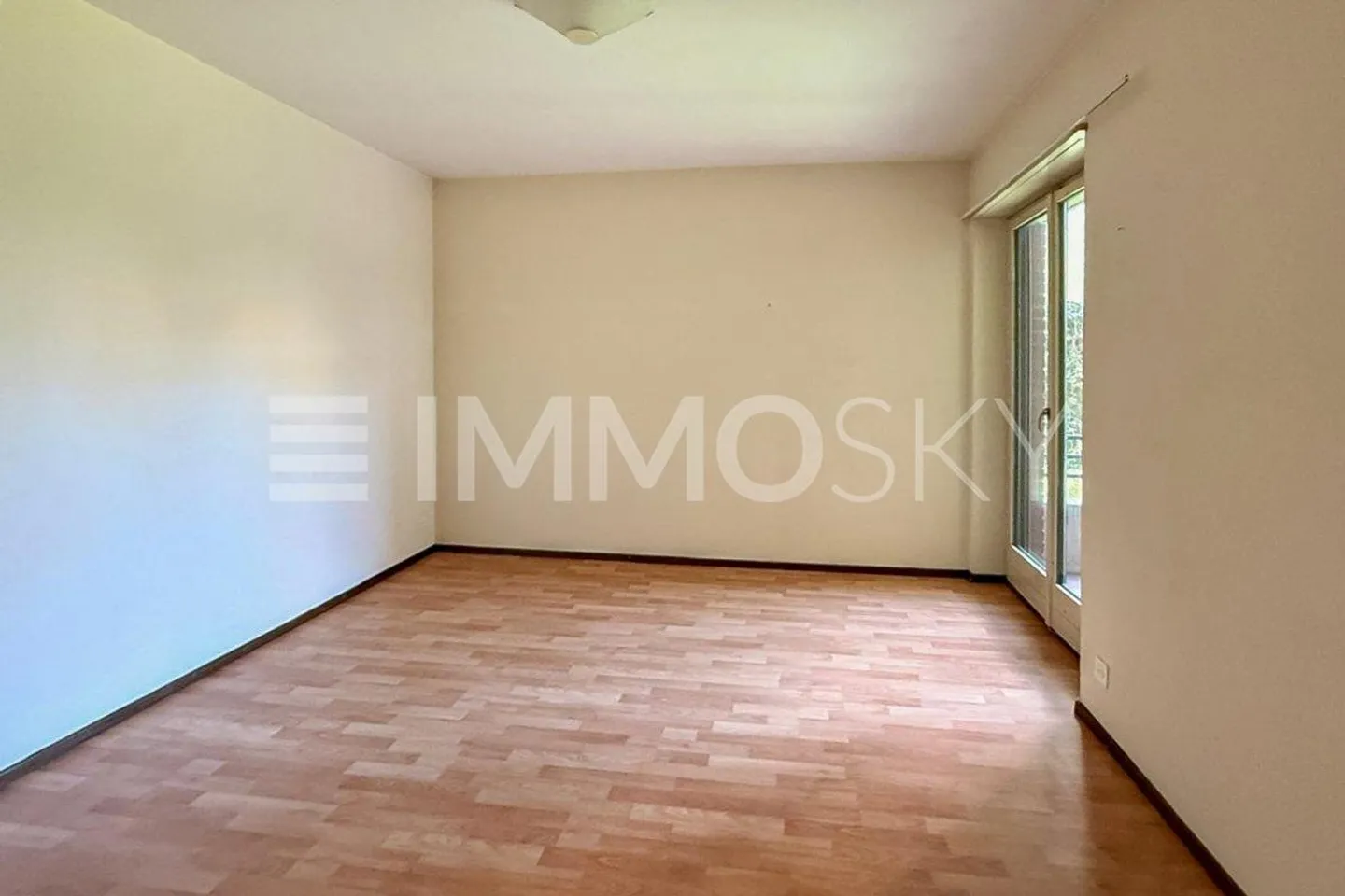 New price, central location, with city and lake view - Photo 4 of 5