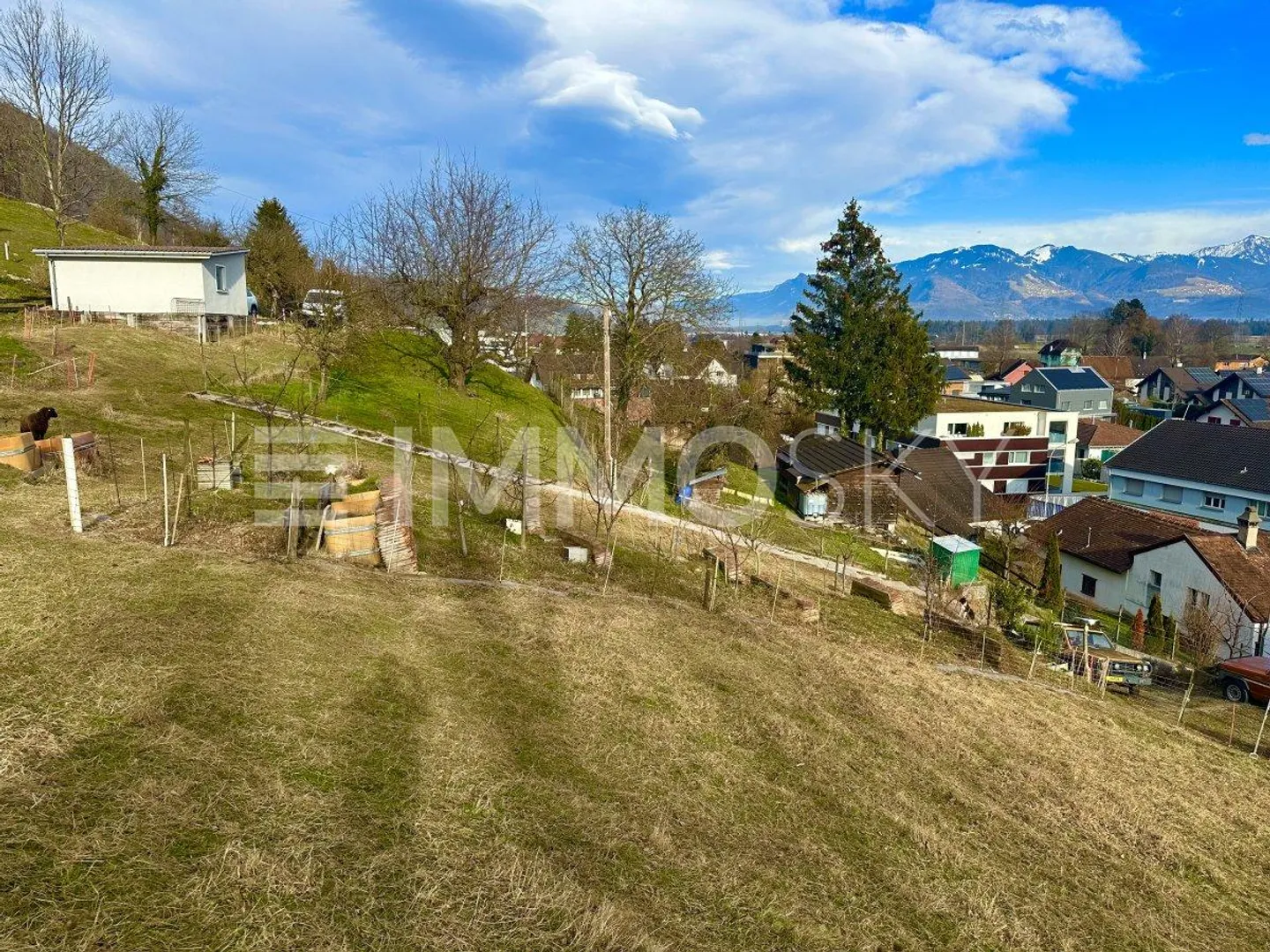 Two Residential Units and Animal Husbandry: Space Without Compromise - Photo 3 of 5