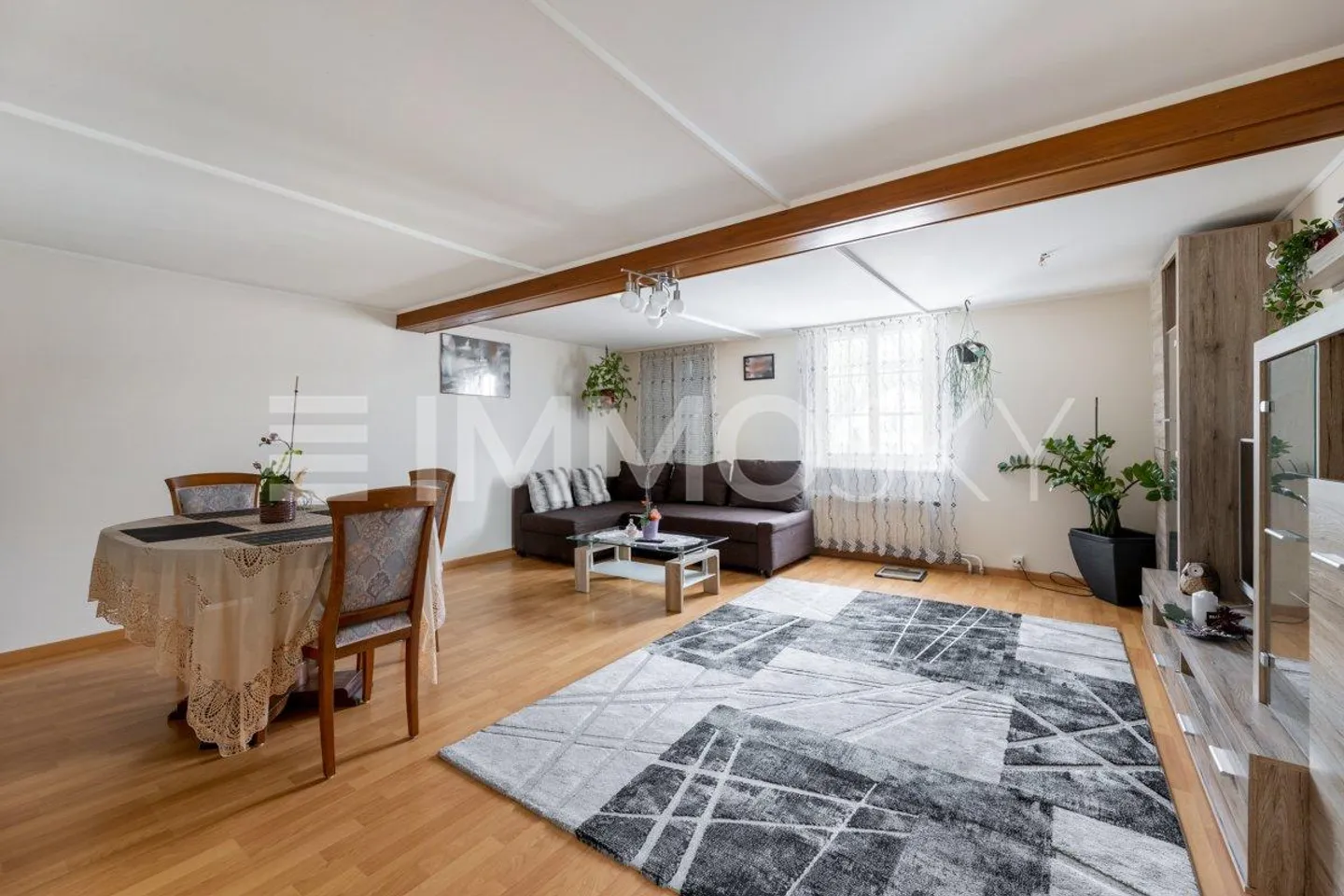 Solid Investment: Income Property with Gastronomy - 6.6% - Photo 1 of 5