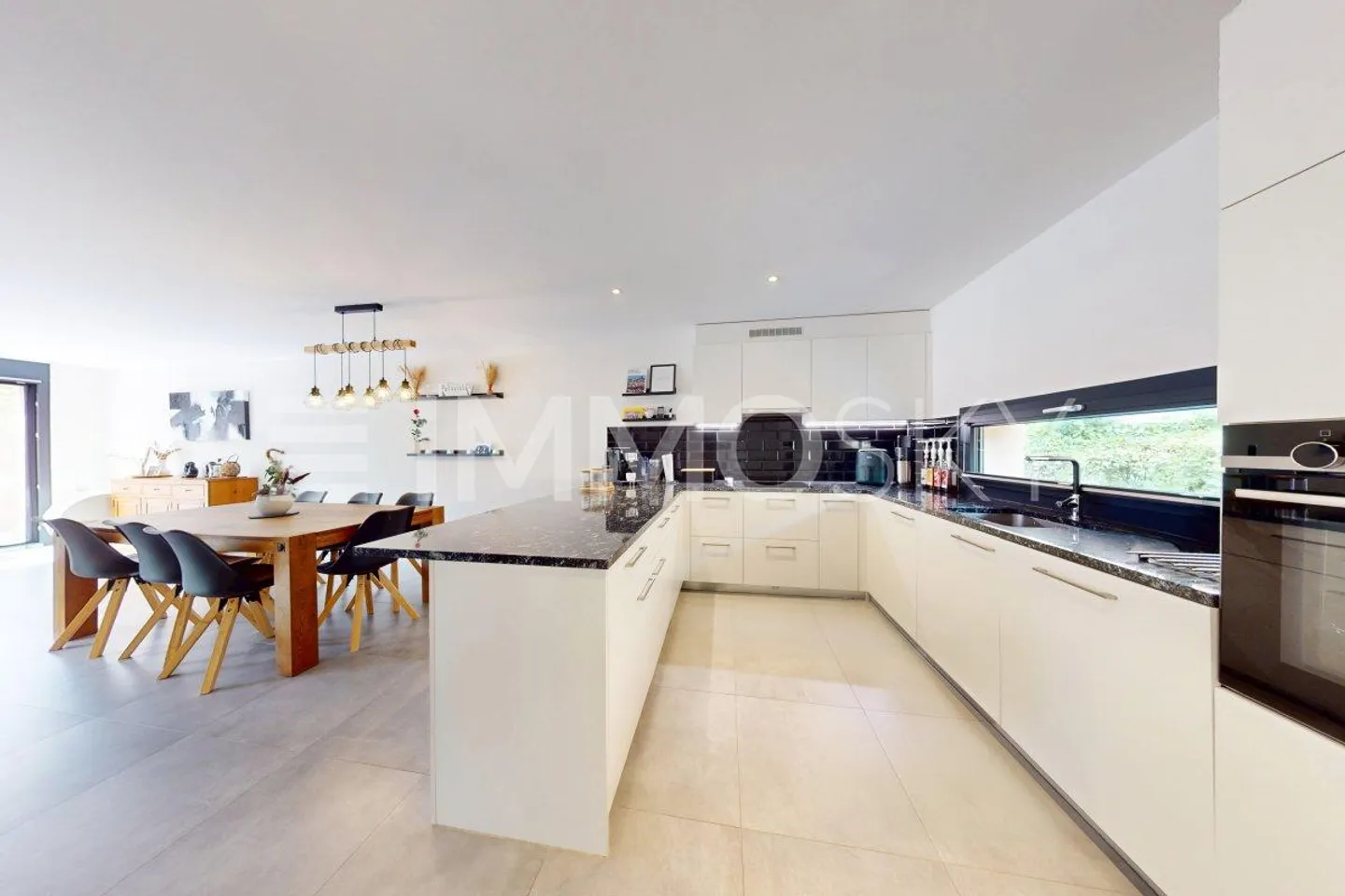EN EXCLUSIVITE - Maison mitoyenne lumineuse avec espace extérieur - Photo 2 sur 5
