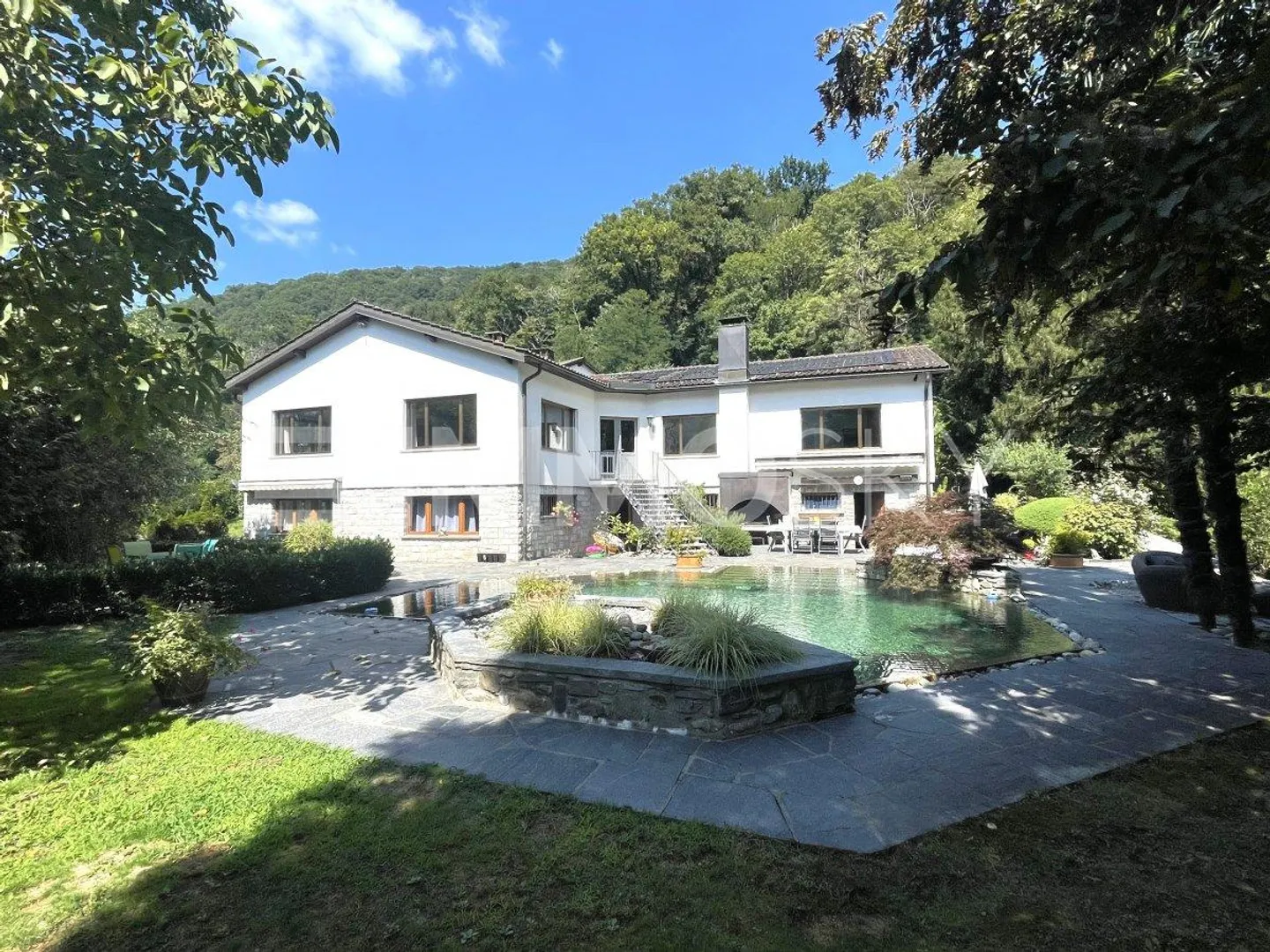 Villa immersa nel verde, privacy e sole garantiti - Foto 1 di 5
