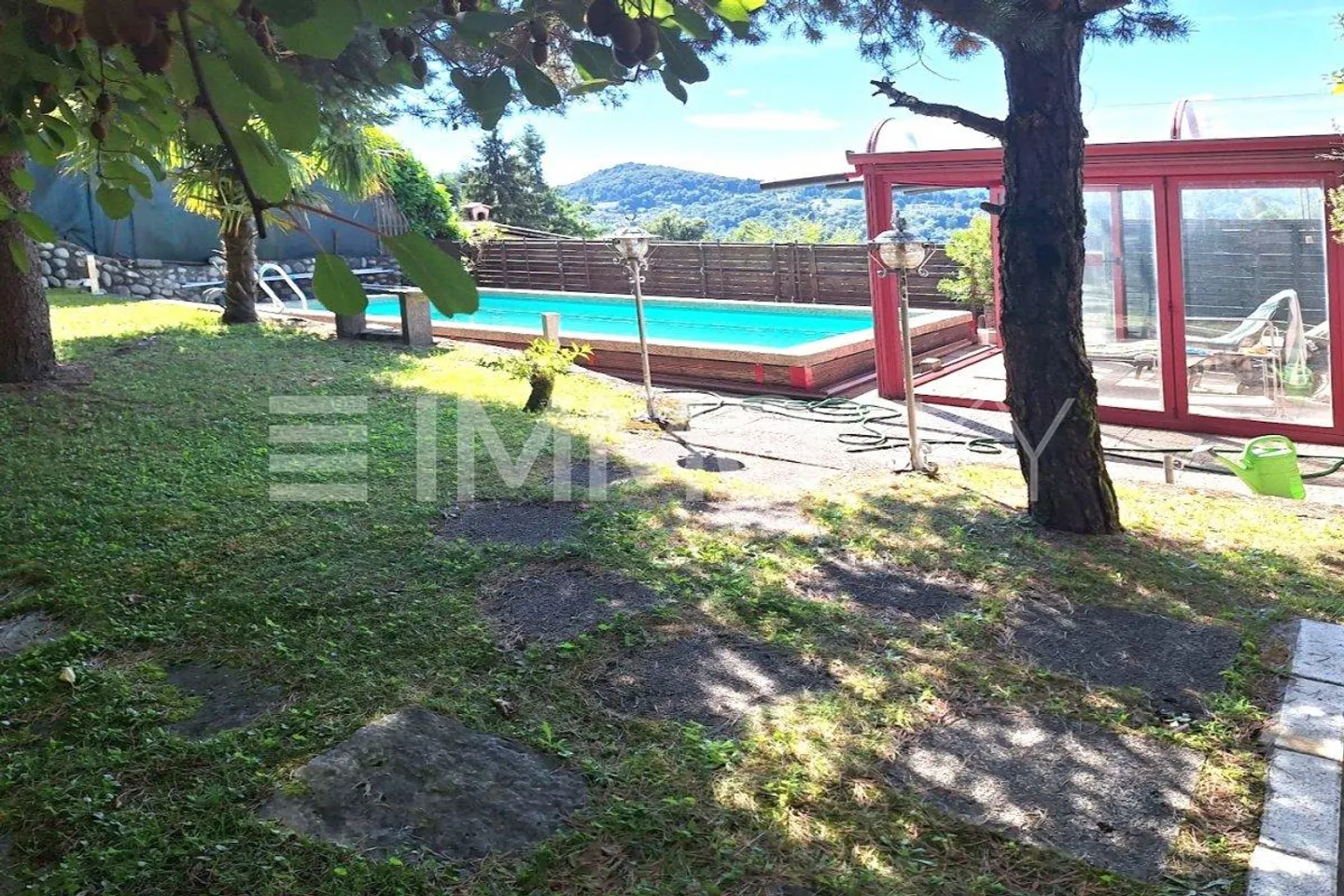 Schwimmbad, Garten und helle Räume - Foto 2 von 5