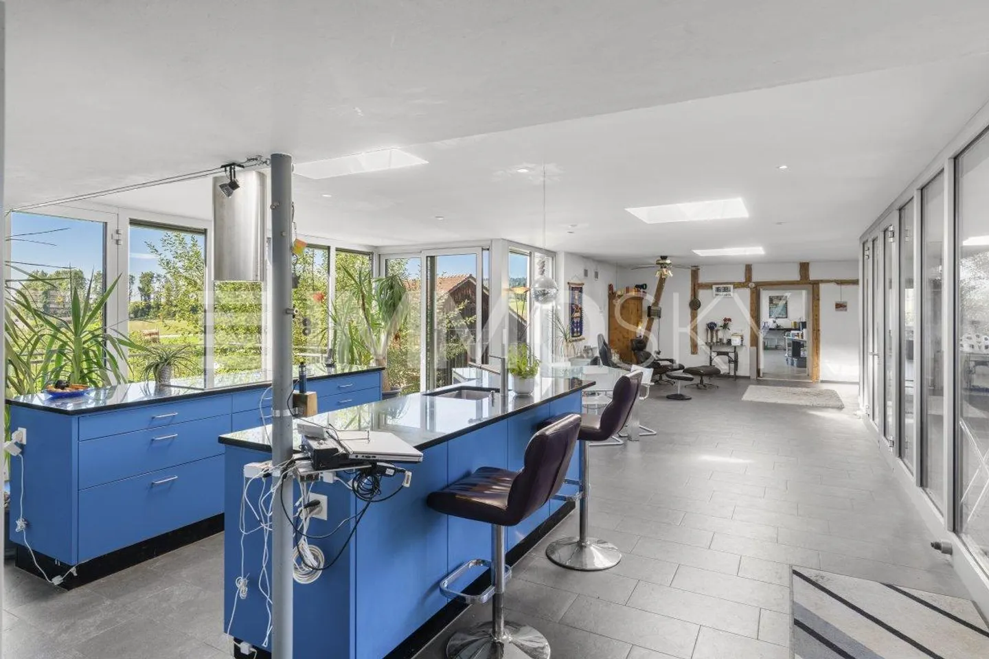 Unique property with beautiful apartment - Photo 2 of 5