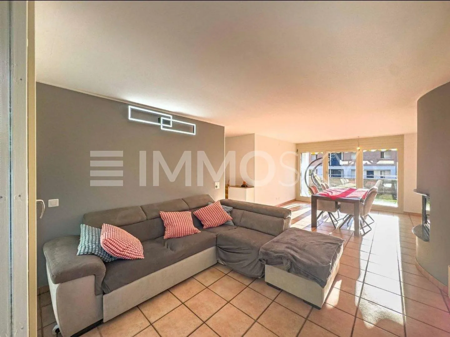 Elegante casa ad Arzo, a due passi dal confine italiano - Foto 2 di 5
