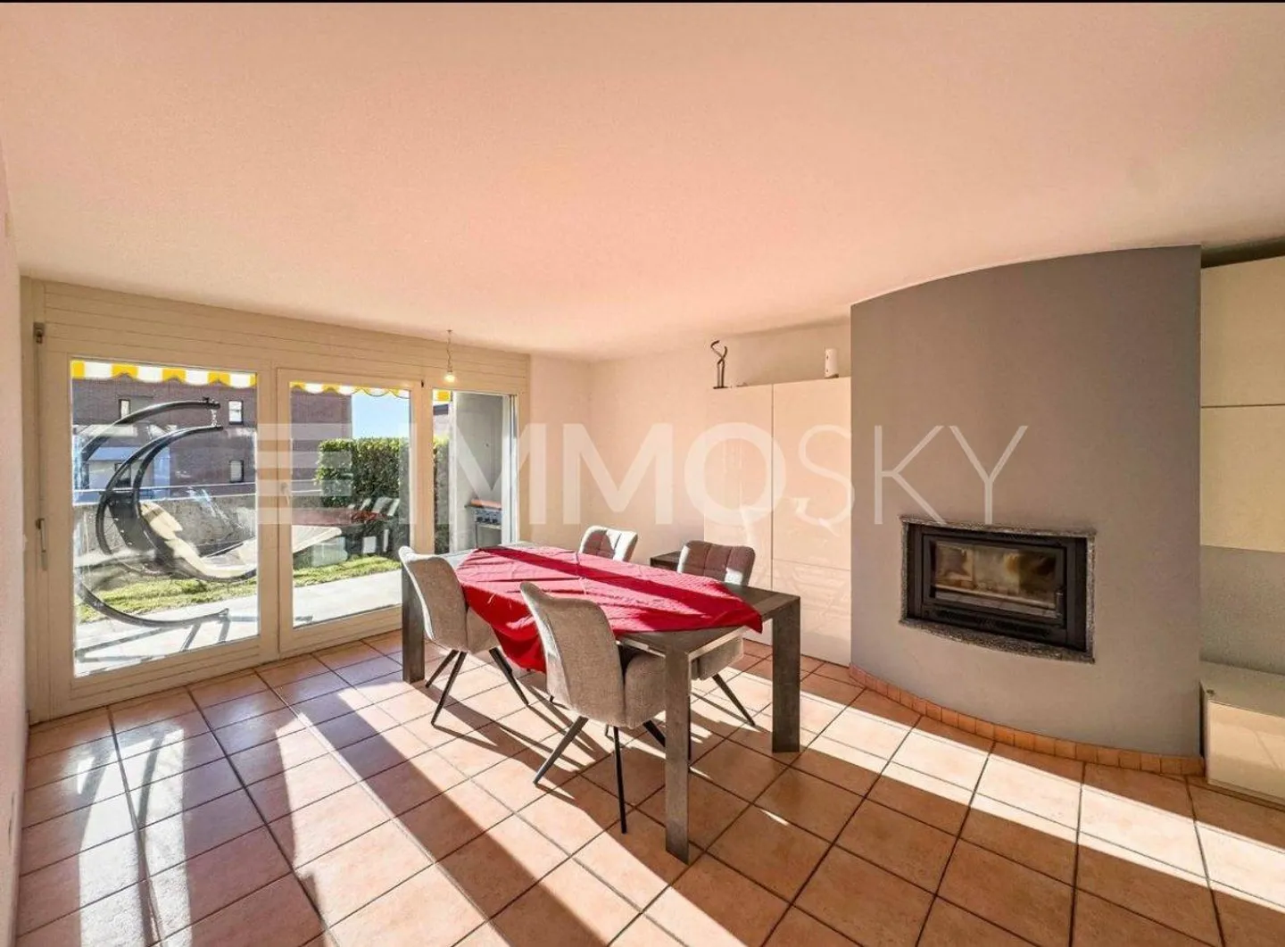 Elegante casa ad Arzo, a due passi dal confine italiano - Foto 1 di 5