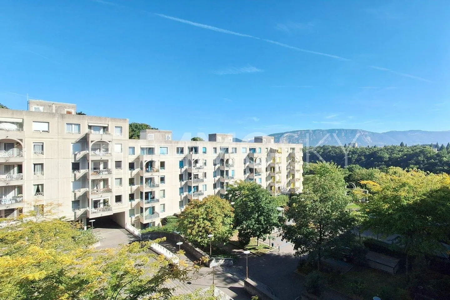 4-room apartment crossing near the center and the Rhône - Photo 2 of 5