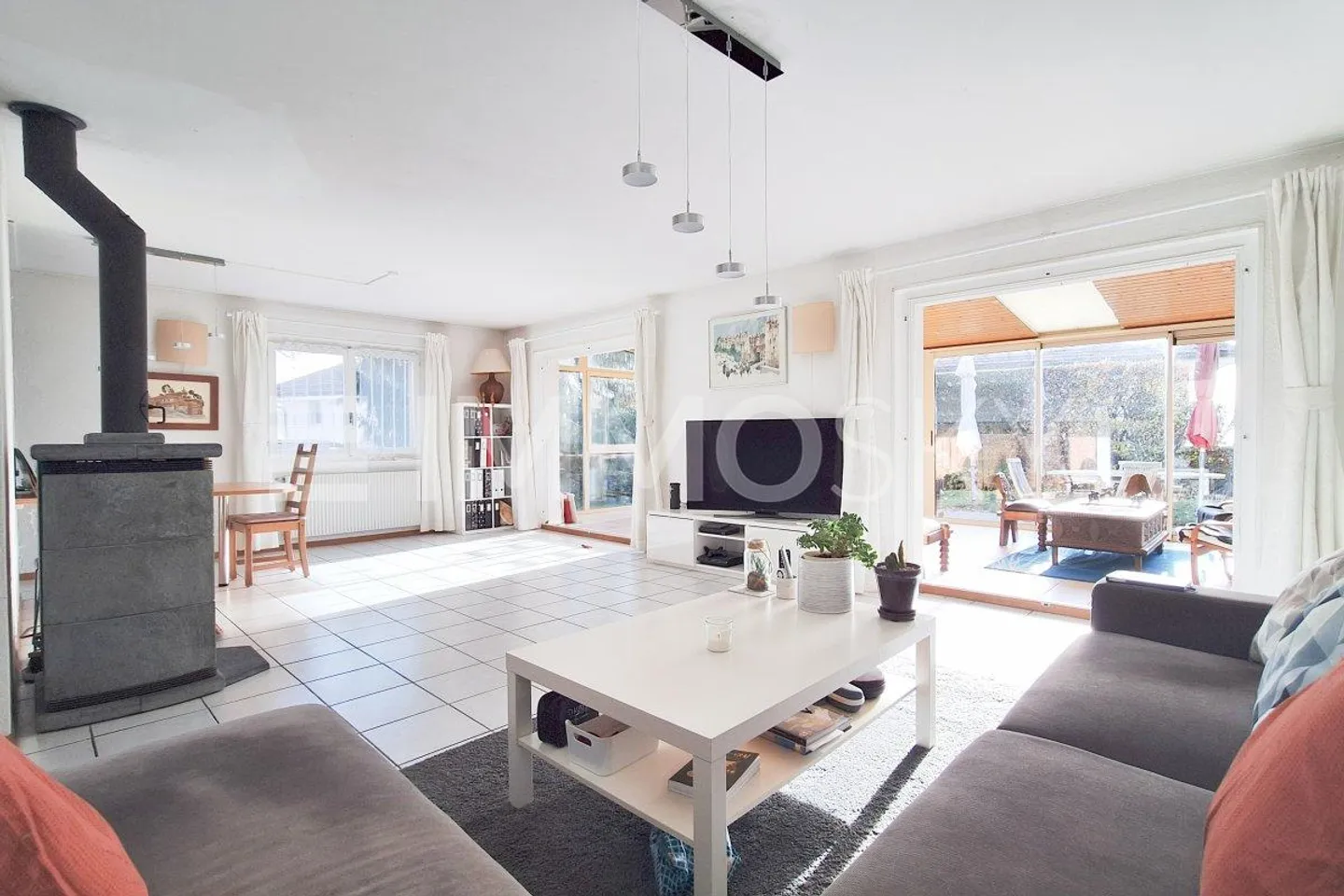 Raum, Licht und Privatsphäre - superbe 6,5-Zimmer-Haus - Foto 3 von 5