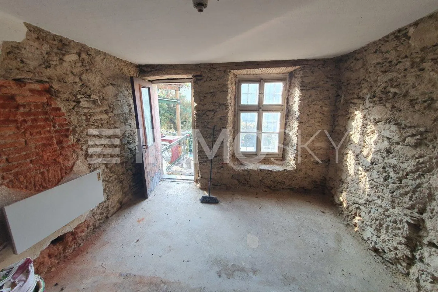 Renovation opportunity with project and roof extension - Photo 3 of 5