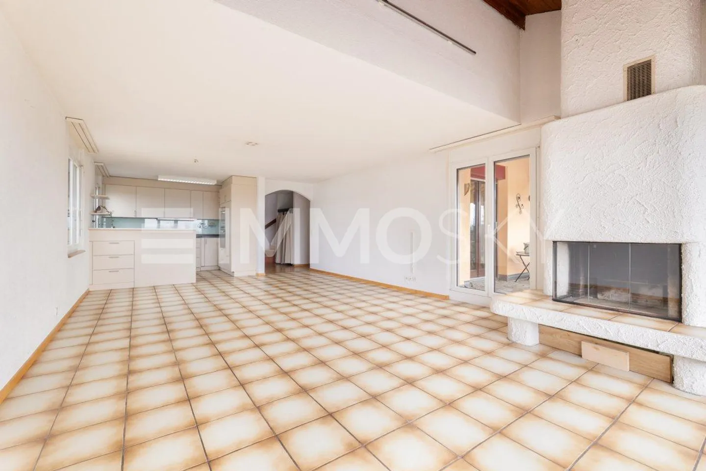 Family happiness with garden and sunny view - Photo 1 of 5