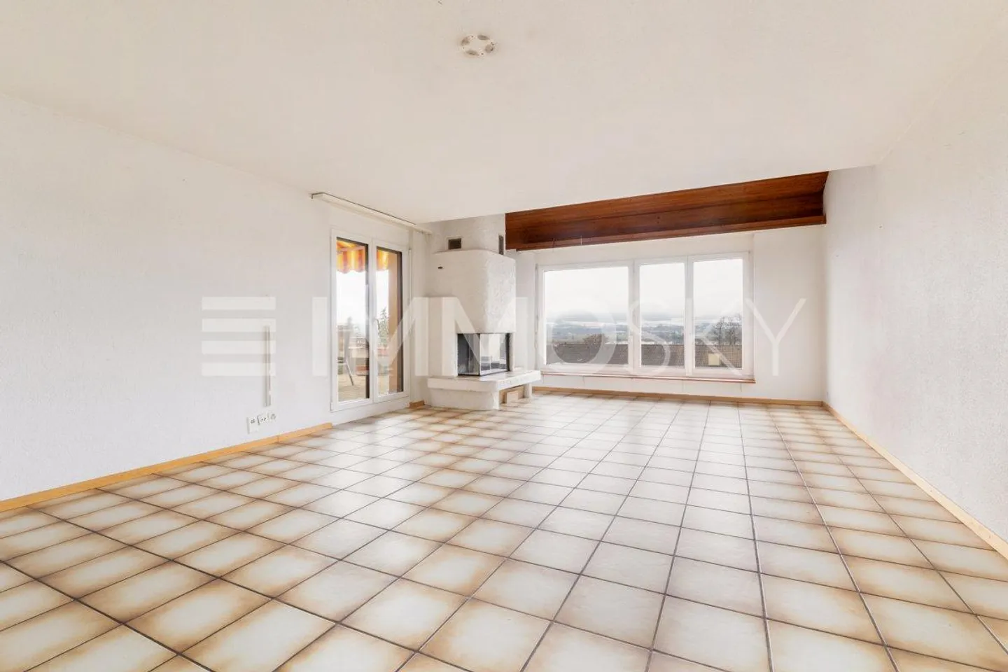 Family happiness with garden and sunny view - Photo 3 of 5