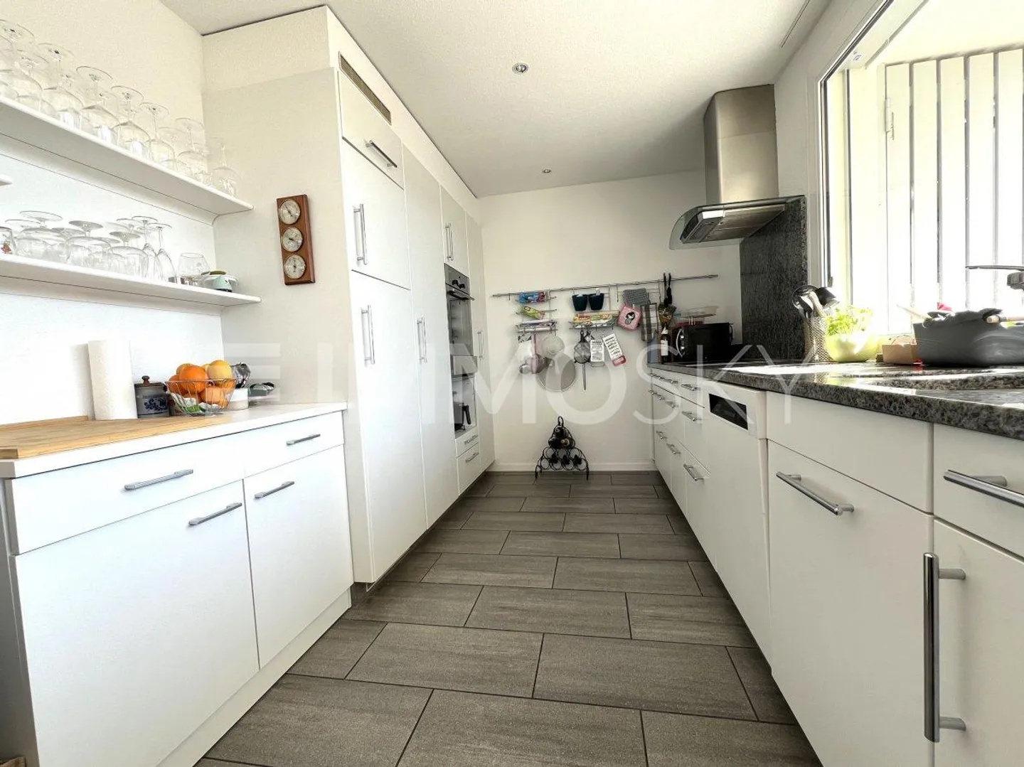 Light-flooded home with spacious terrace - Photo 3 of 5