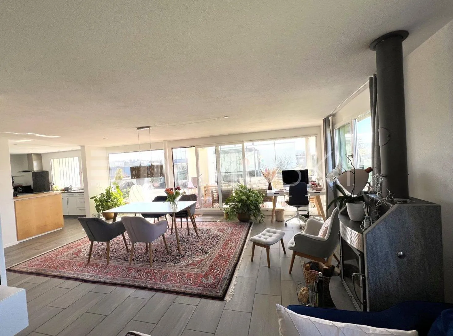 Light-flooded home with spacious terrace - Photo 4 of 5