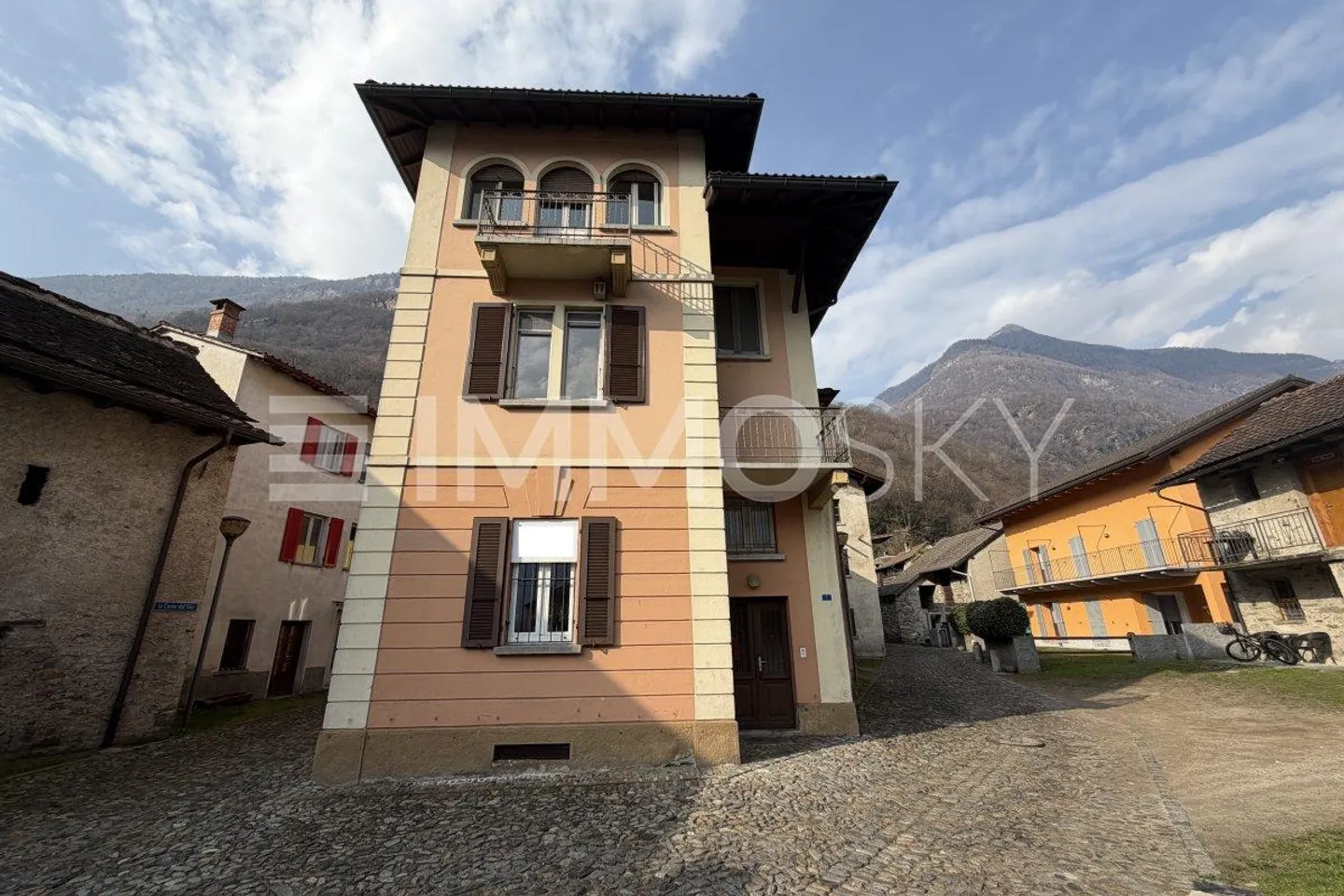 Mischgebäude in Preonzo - Haus und Gewerbefläche - Foto 1 von 5