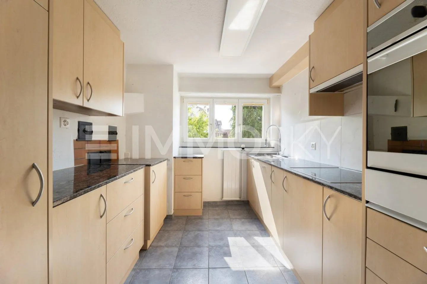 Ici, vous trouverez beaucoup de volume d'espace avec un potentiel d'aménagement ! - Photo 2 sur 5