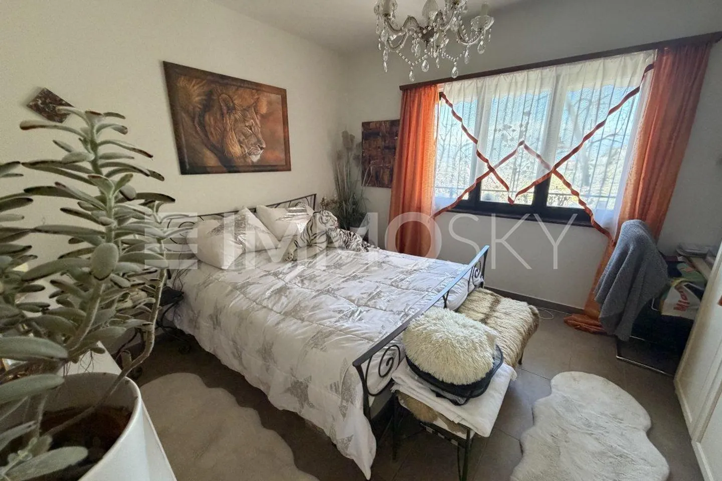 House with two apartments: live in one, earn with the other - Photo 3 of 5