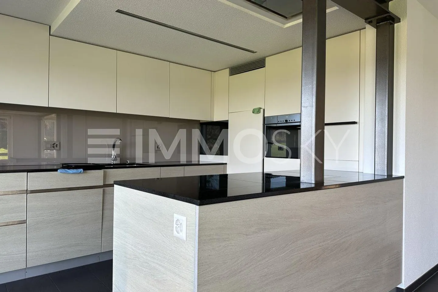 Moderne Einrichtung trifft auf Charme und Aussicht - Photo 3 of 5