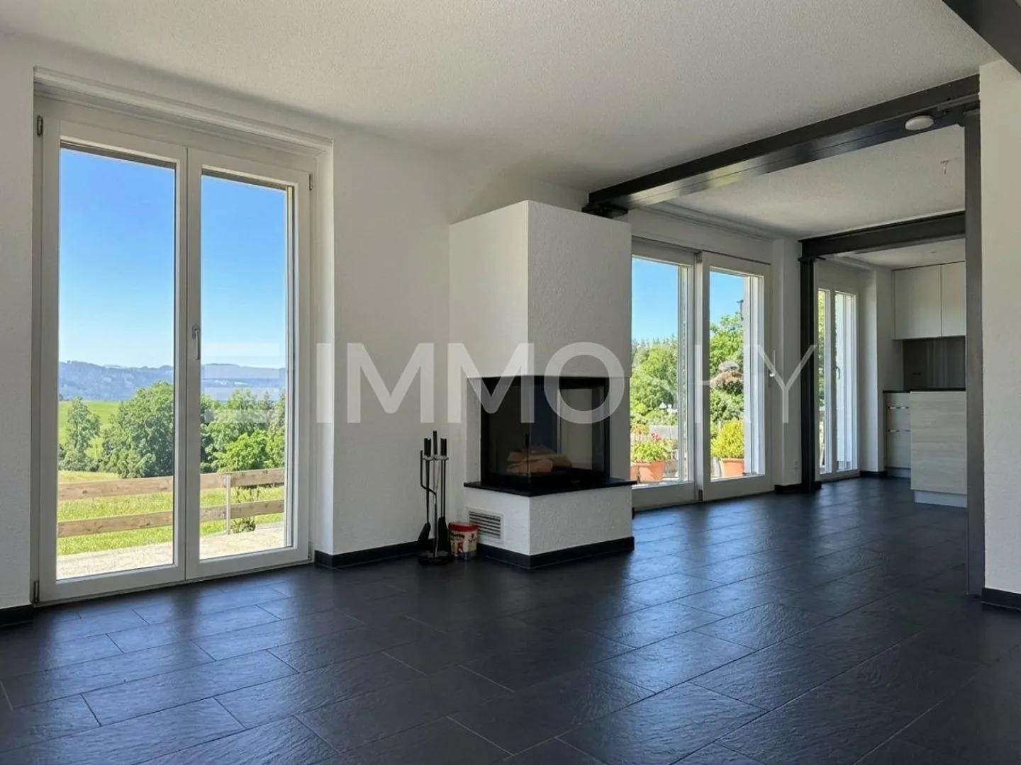 Moderne Einrichtung trifft auf Charme und Aussicht - Photo 2 of 5