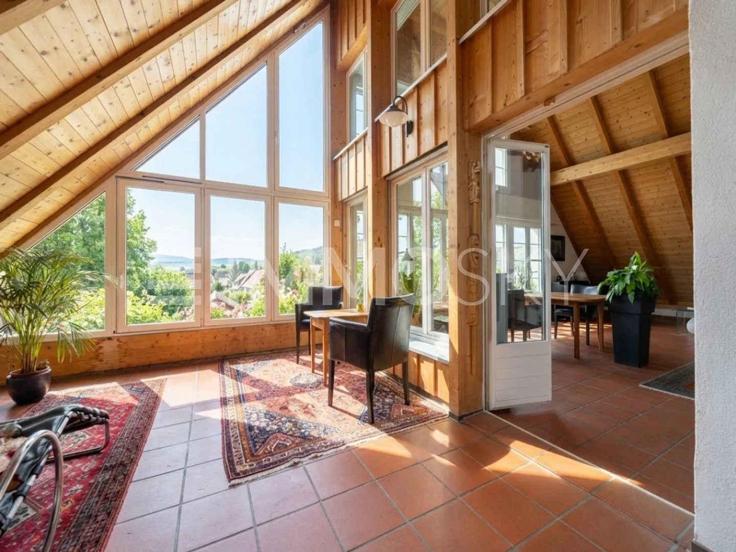 Expérience de vie unique sur deux étages - Photo 3 sur 5