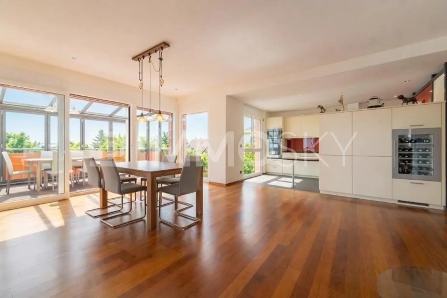 Luxury Penthouse with Lake View - Photo 3 of 5