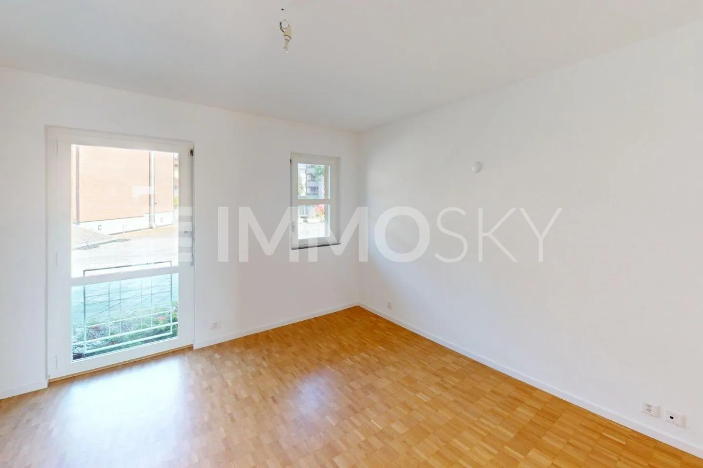 Duplex in a sunny residential area - Photo 3 of 5