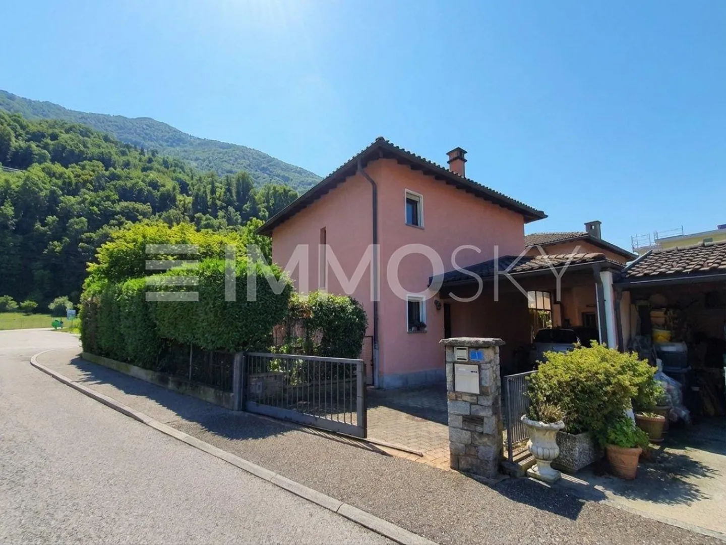 Unabhängige Villa mit Garten und 2 Parkplätzen in Cadenazzo - Foto 1 von 5