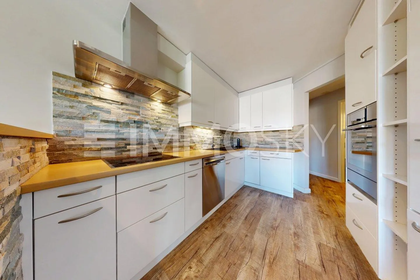 Appartamento ristrutturato con ampio balcone - Foto 3 di 5