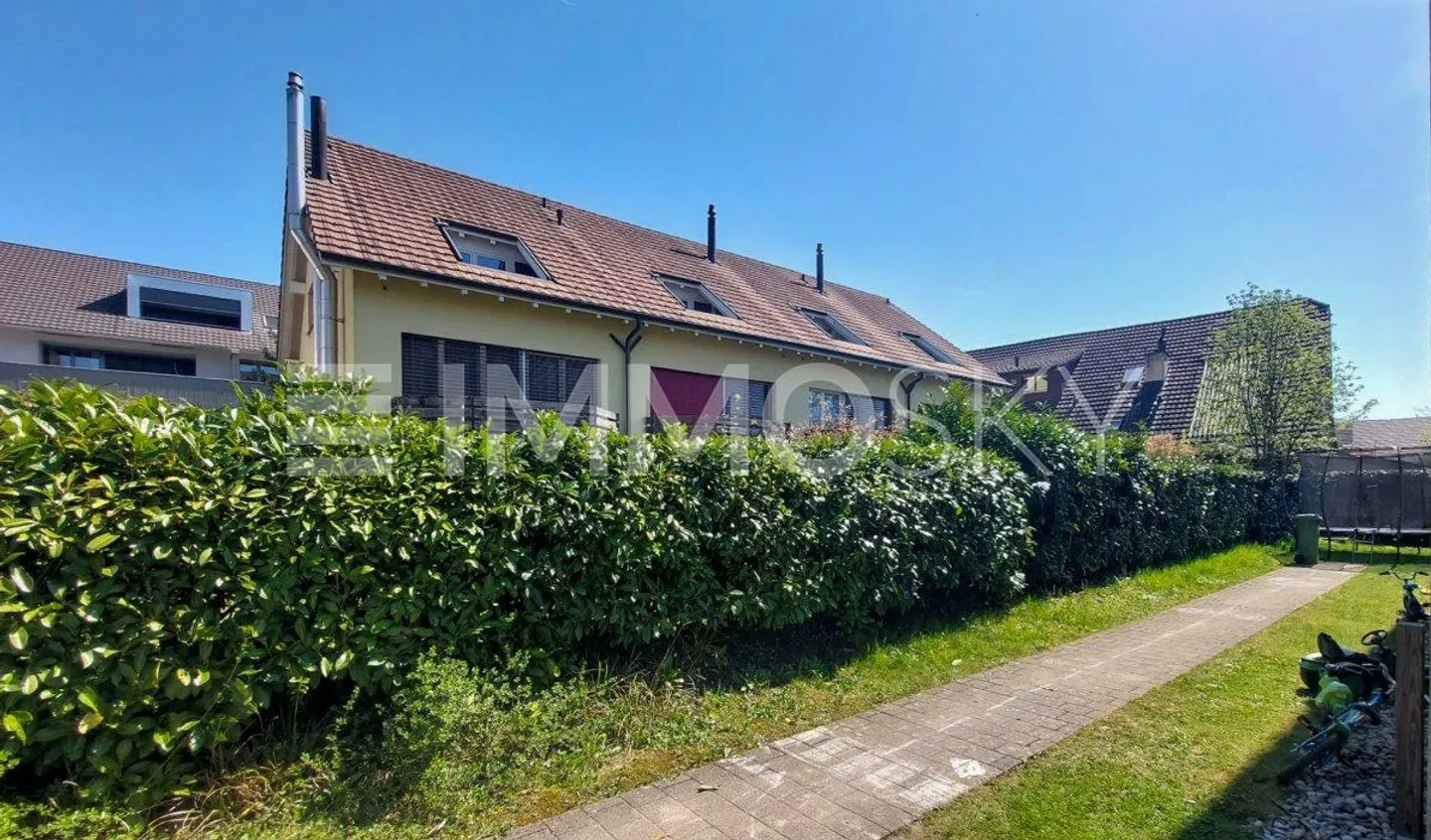 In the middle yet on your own - Photo 1 of 5