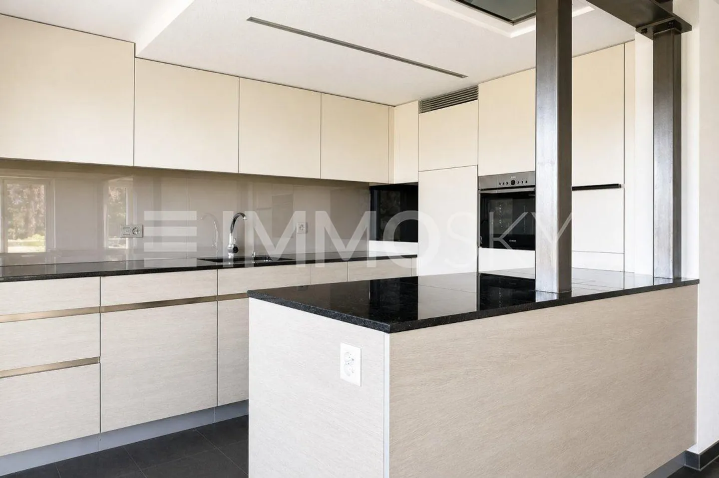 Eleganza moderna con charme e vista panoramica - Foto 2 di 5