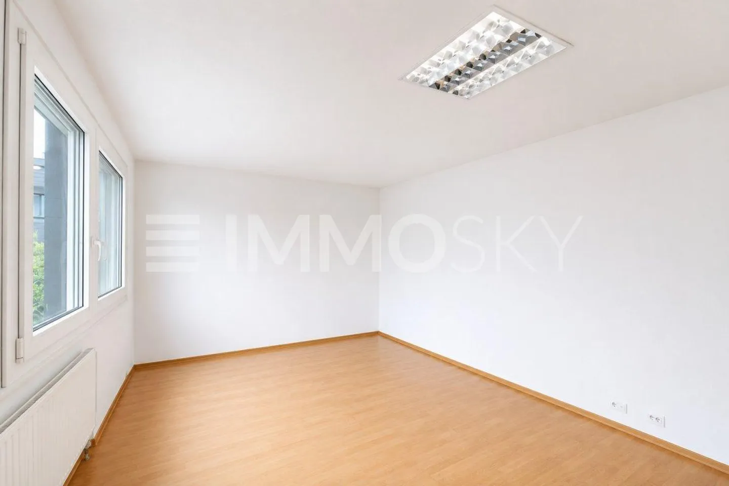 Large commercial property in prime location - Photo 5 of 5
