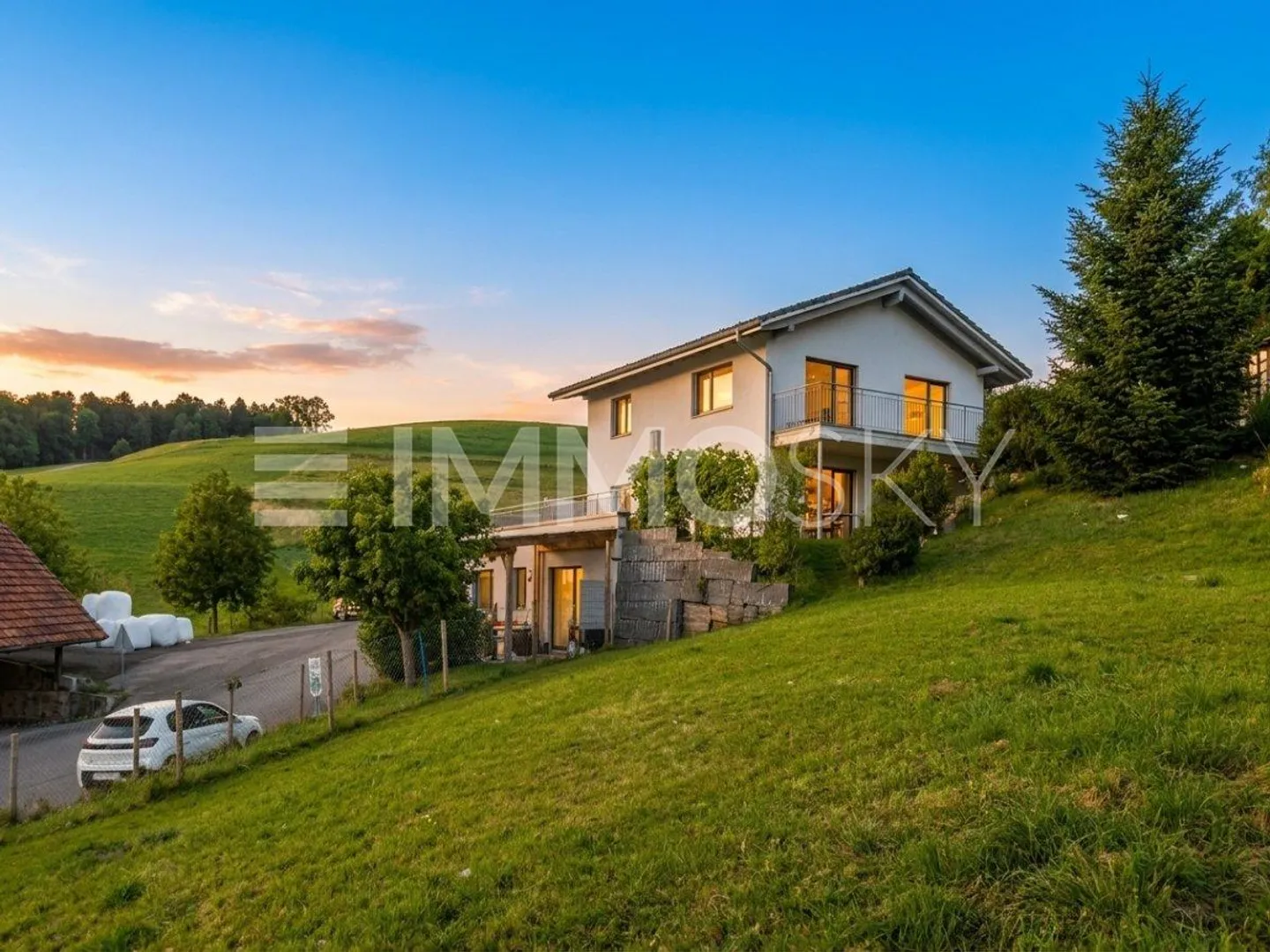 Modernes Familienhaus in der Natur - Foto 1 von 5