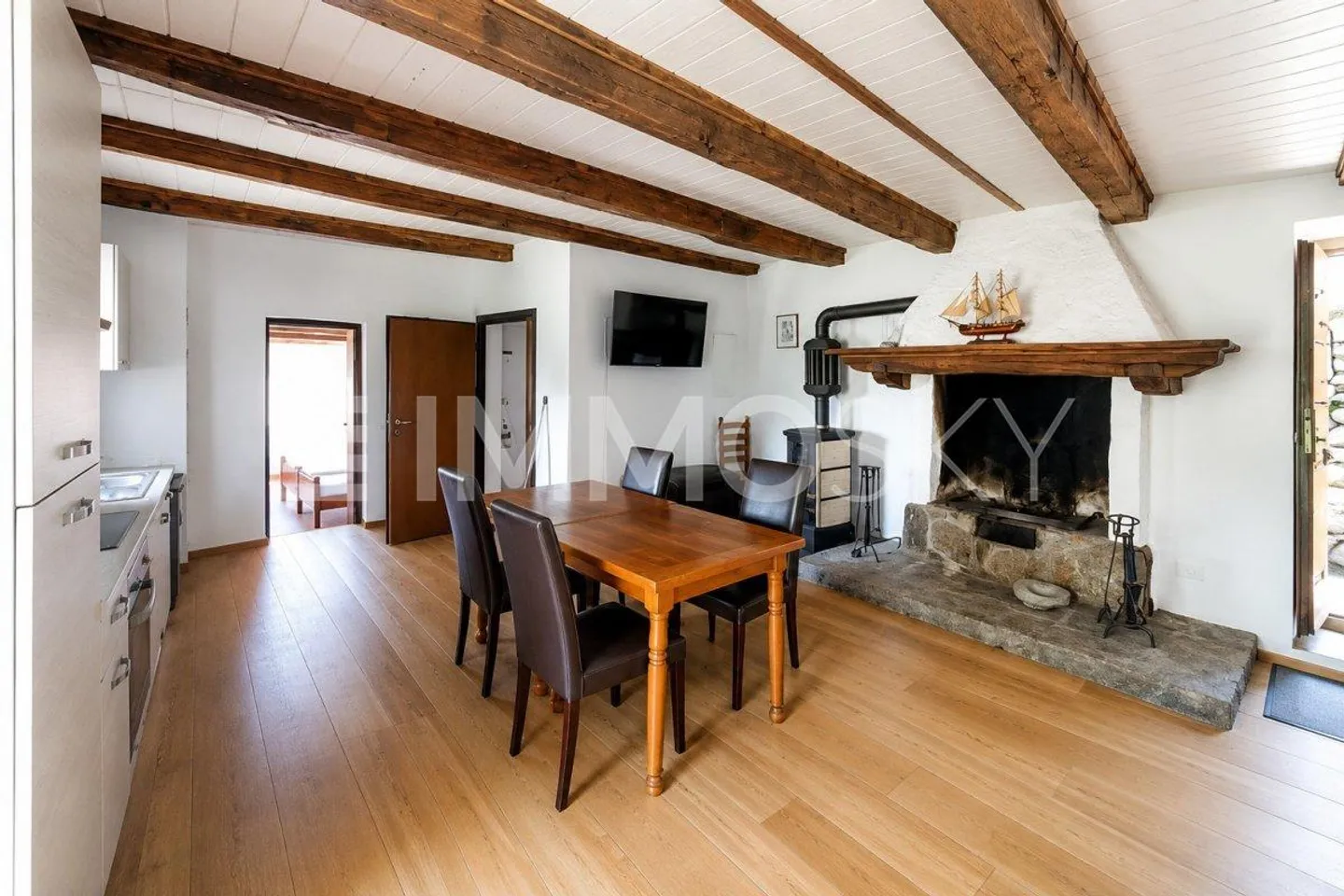 Charming holiday home with breathtaking lake view - Photo 2 of 5