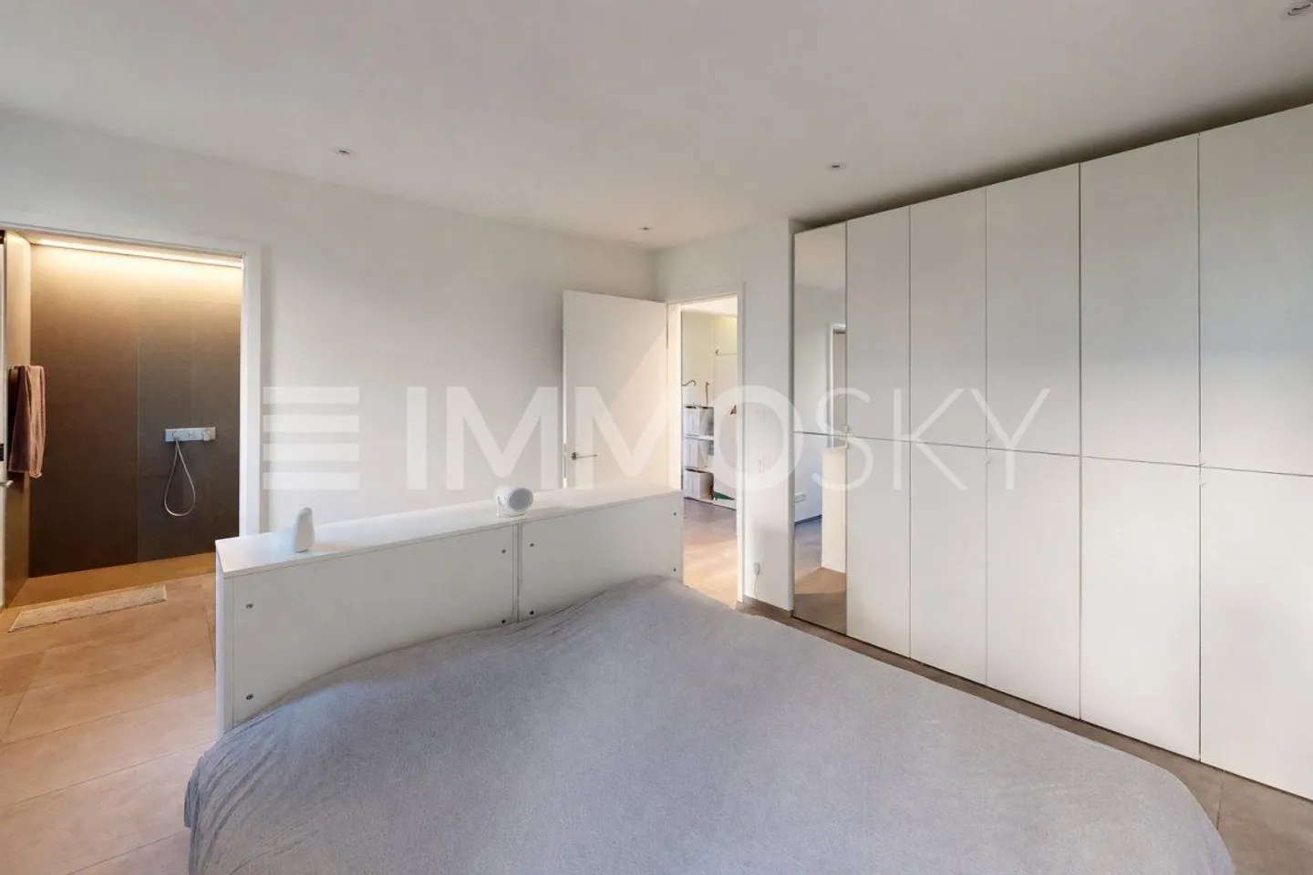 Elegant and modern with private garden - Photo 5 of 5