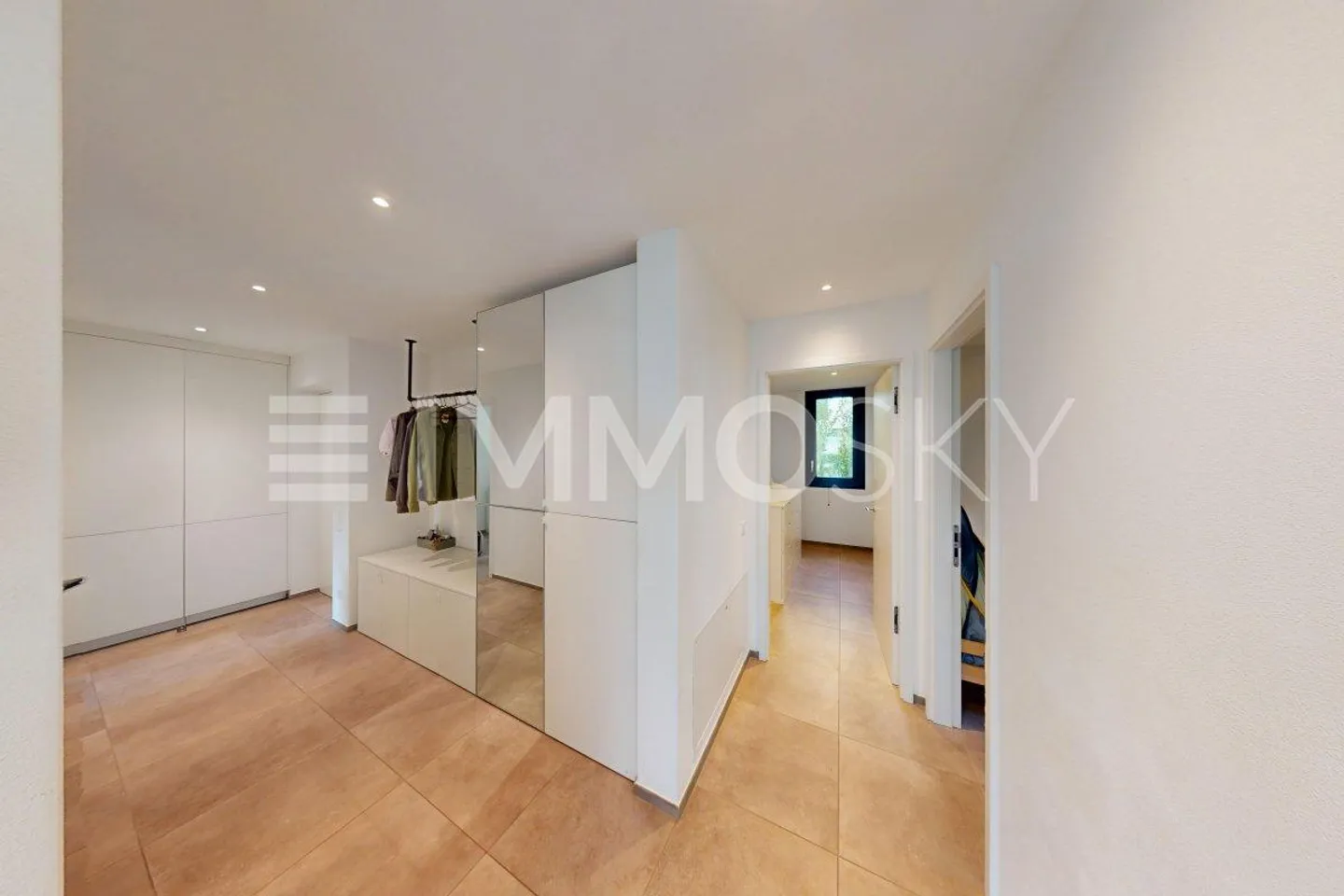 Elegant and modern with private garden - Photo 3 of 5