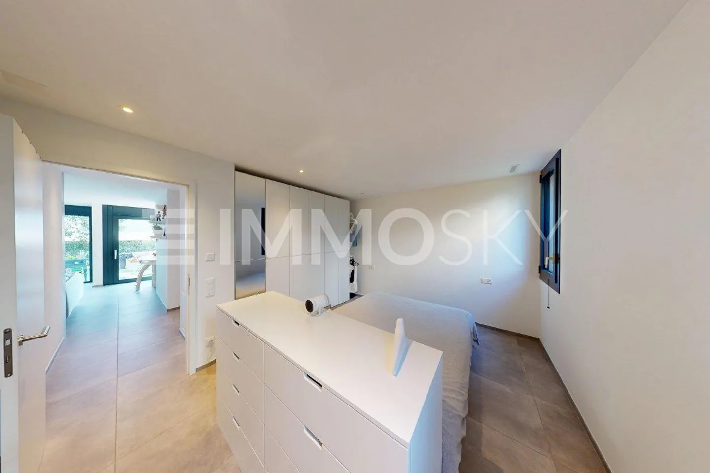 Elegant and modern with private garden - Photo 4 of 5