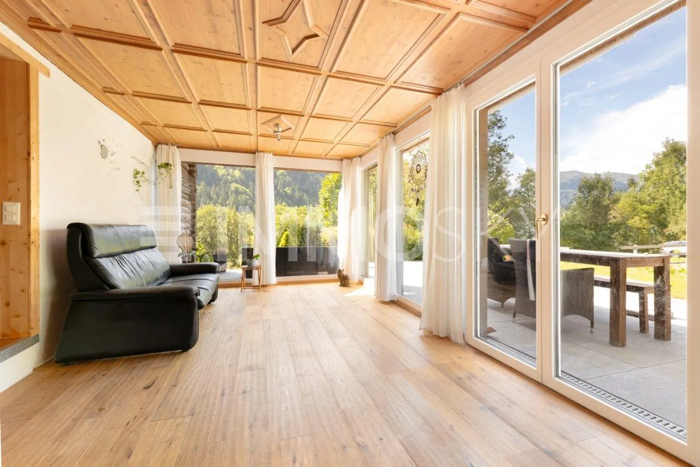 Mountain view, garden idyll and a home with character - Photo 4 of 5