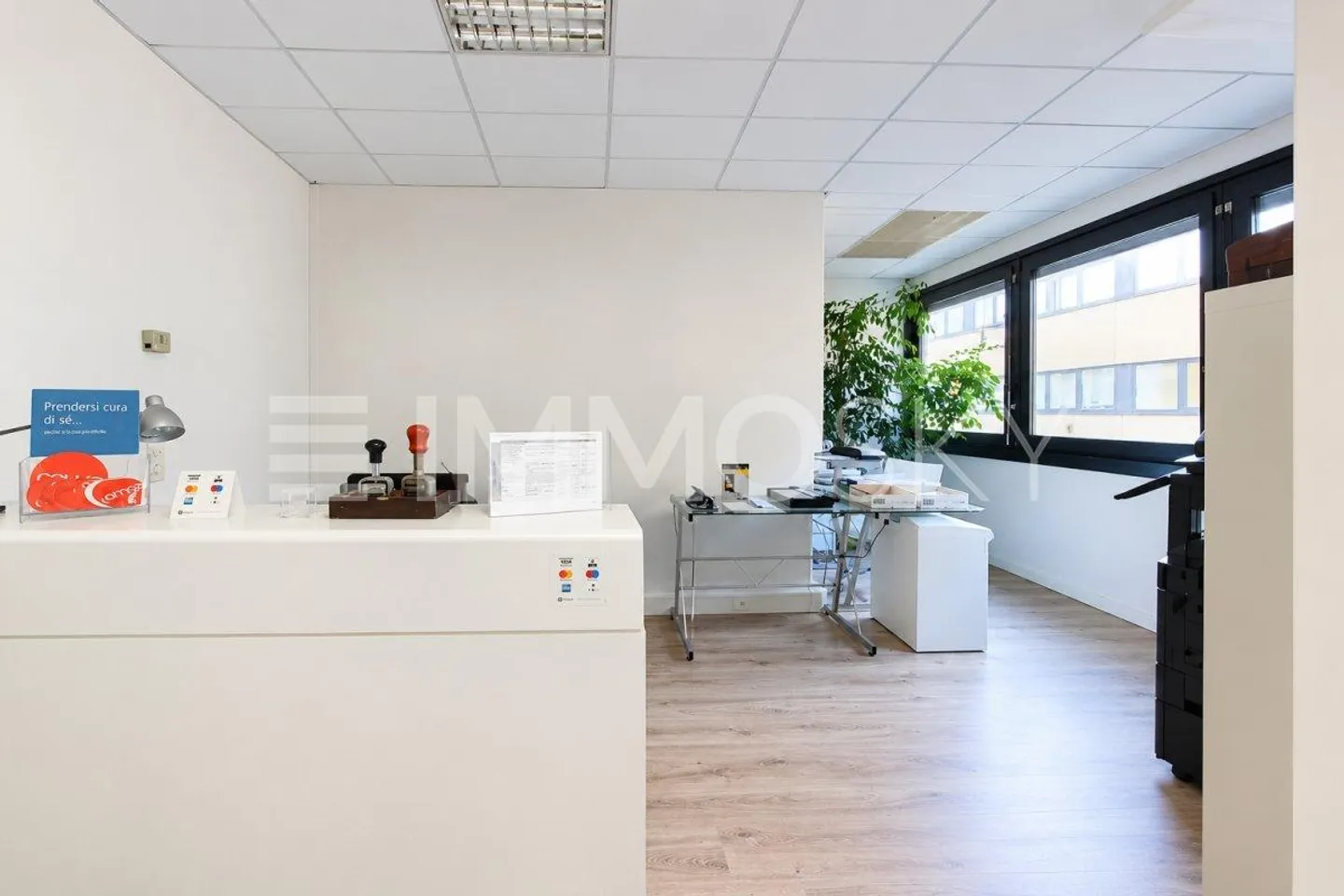 Work, share, collaborate. Perfect commercial property - Photo 2 of 5