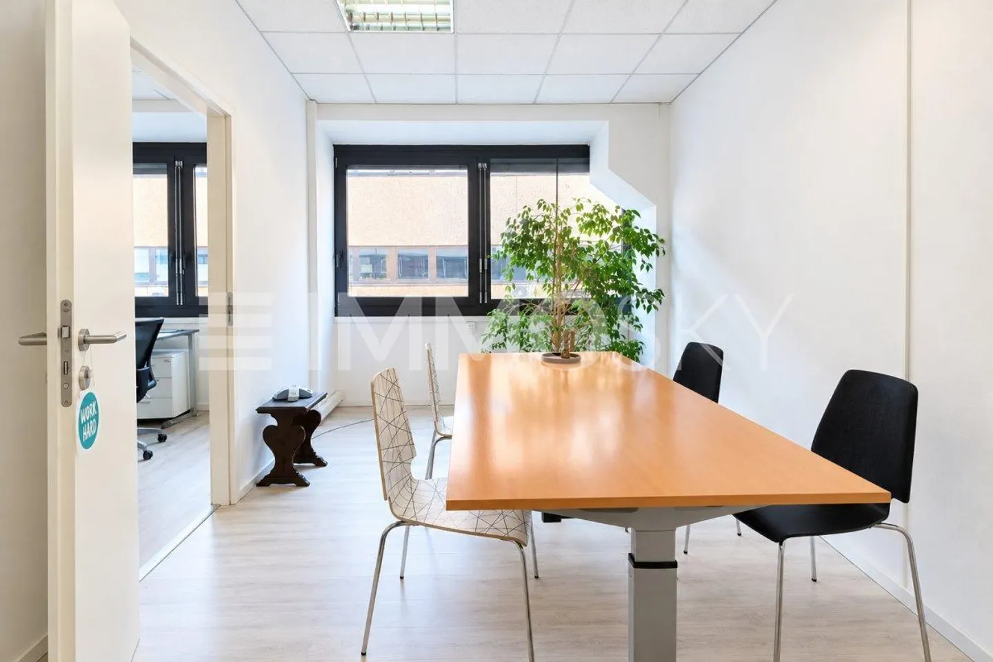 Work, share, collaborate. Perfect commercial property - Photo 4 of 5